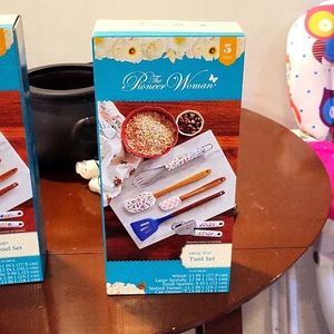 Pioneer woman Vintage ditsy tool set